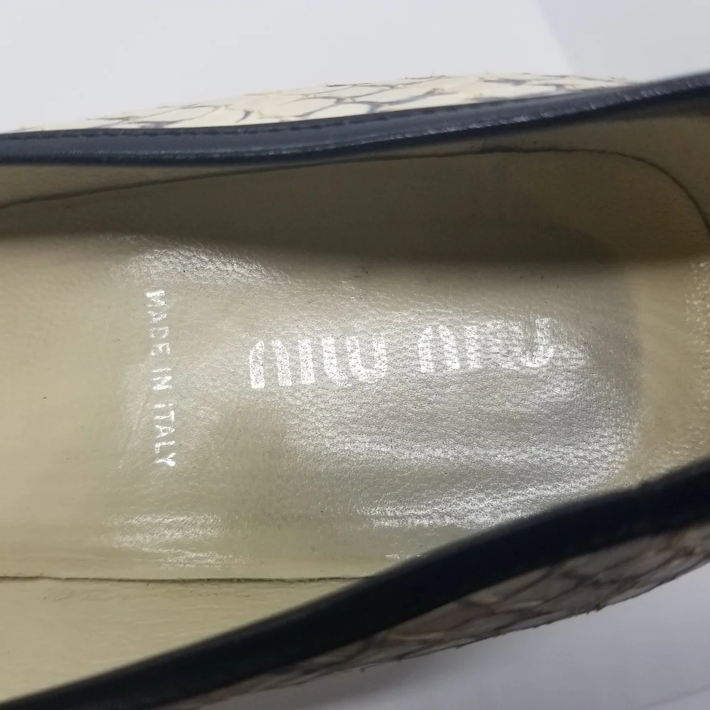 Miu Miu cream and gray snakeskin pointed toe pumps EU 37.5 - Picture 4 of 15